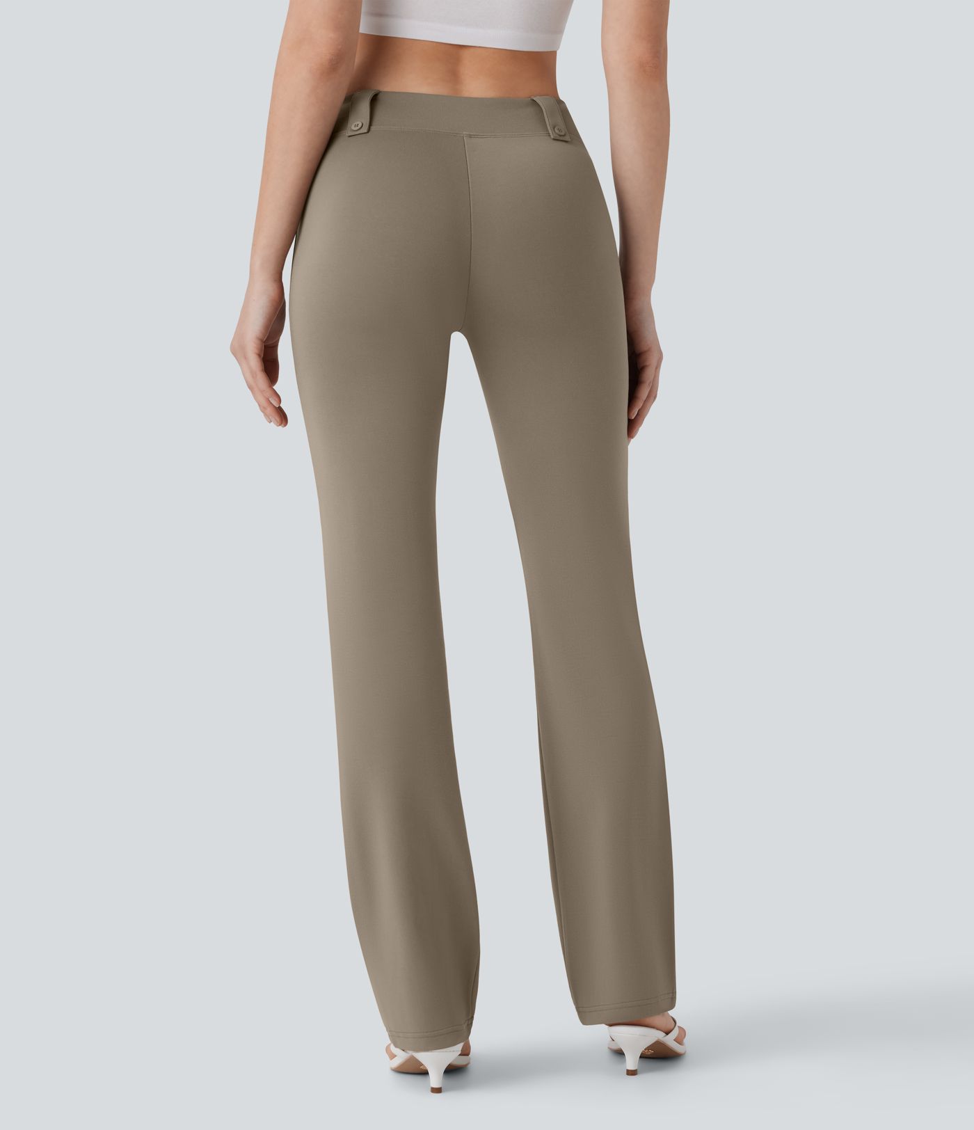 Pantalón tiro bajo botón decorativo