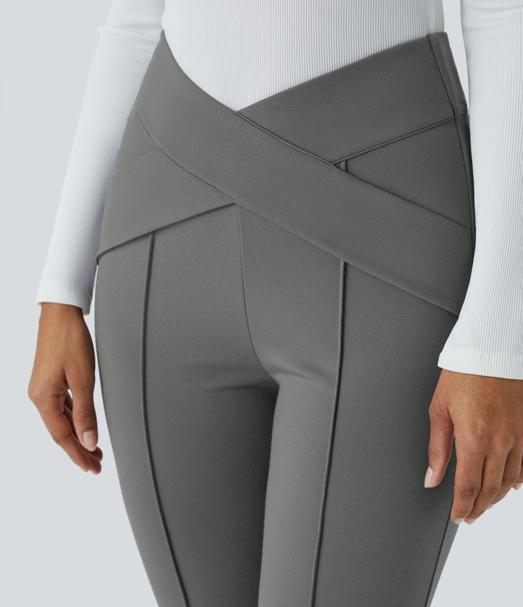 Pantalon légèrement évasé à taille haute croisée