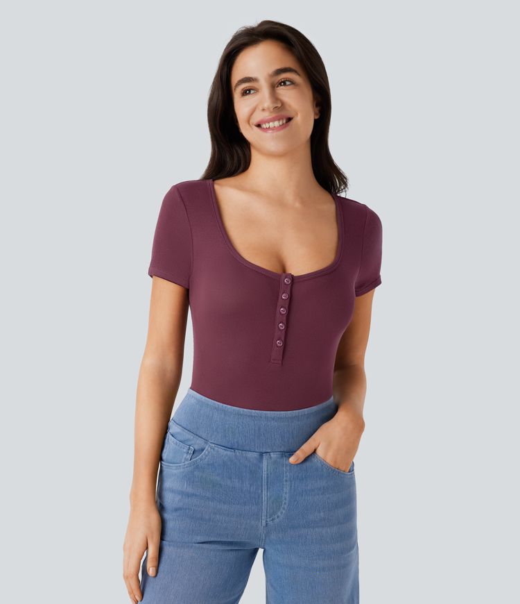 Top ajustado manga corta cuello Henley acanalado