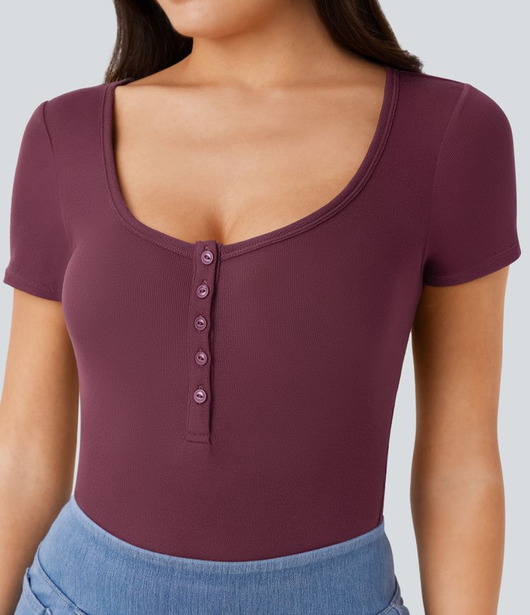 Top ajustado manga corta cuello Henley acanalado