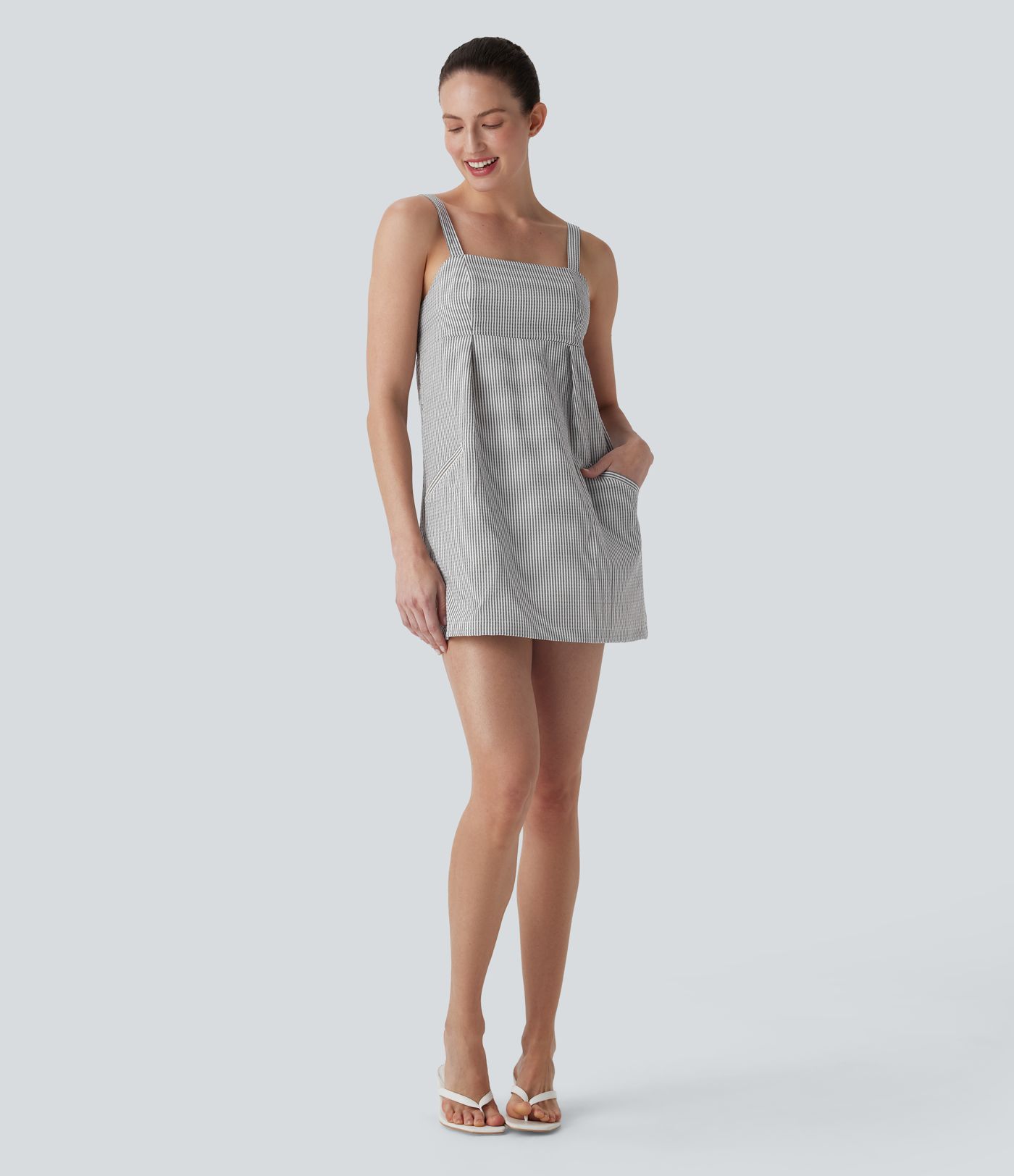 Vestido mini de playa a rayas con espalda descubierta y bolsillos