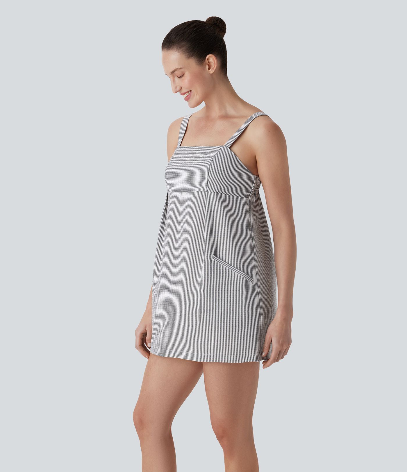 Vestido mini de playa a rayas con espalda descubierta y bolsillos