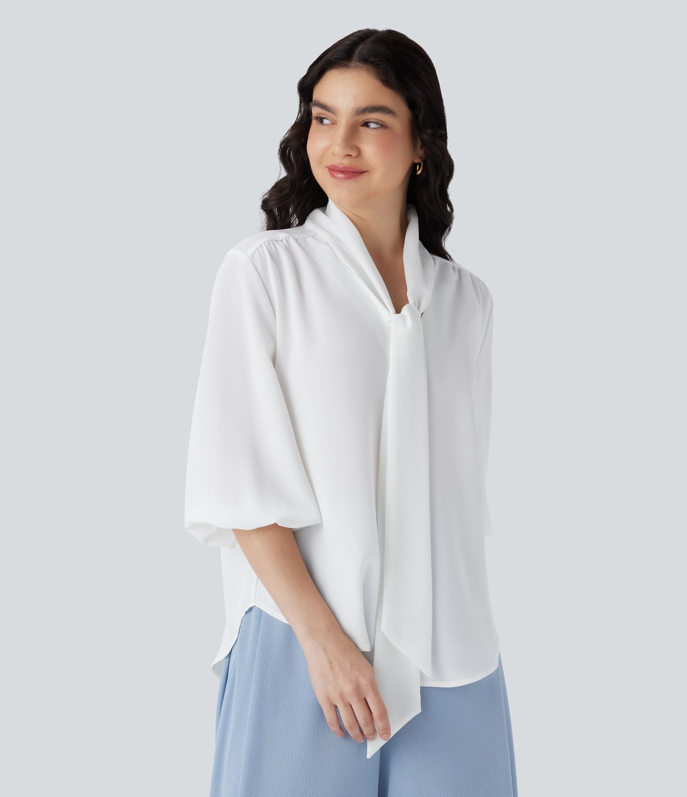 Camisa de oficina con cuello en V y lazo frontal de mangas 3/4