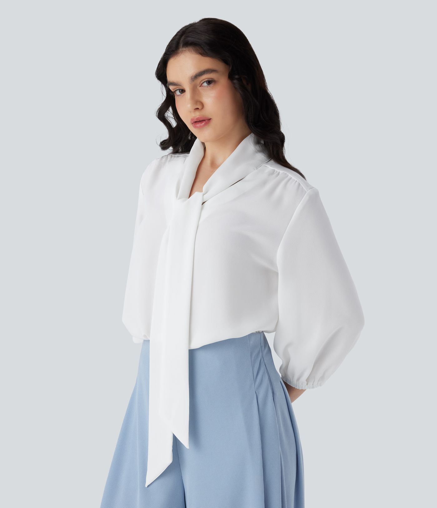 Camisa de oficina con cuello en V y lazo frontal de mangas 3/4