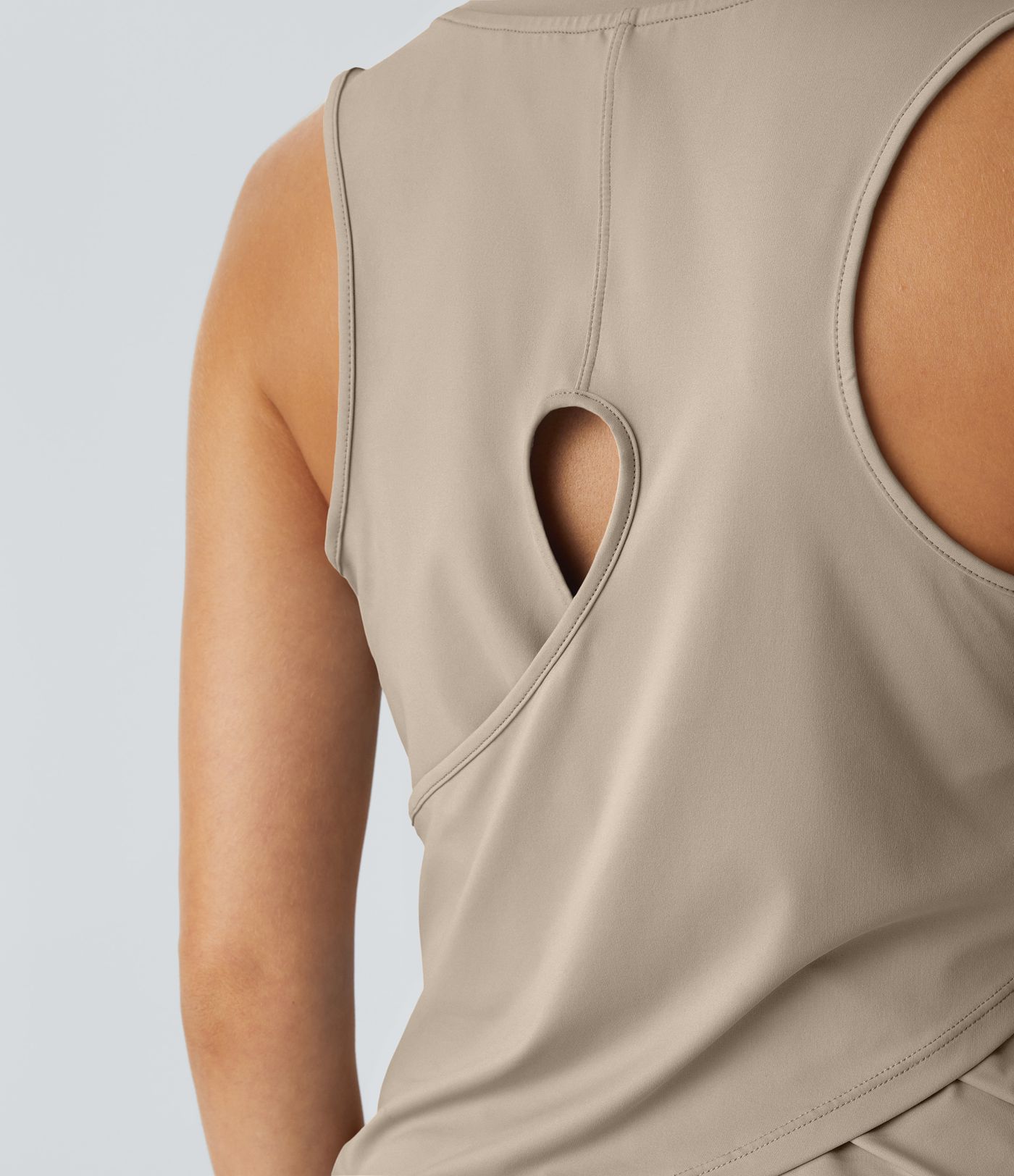 Zkrácený sportovní top s překříženým lemem a plnou barvou pro jógu