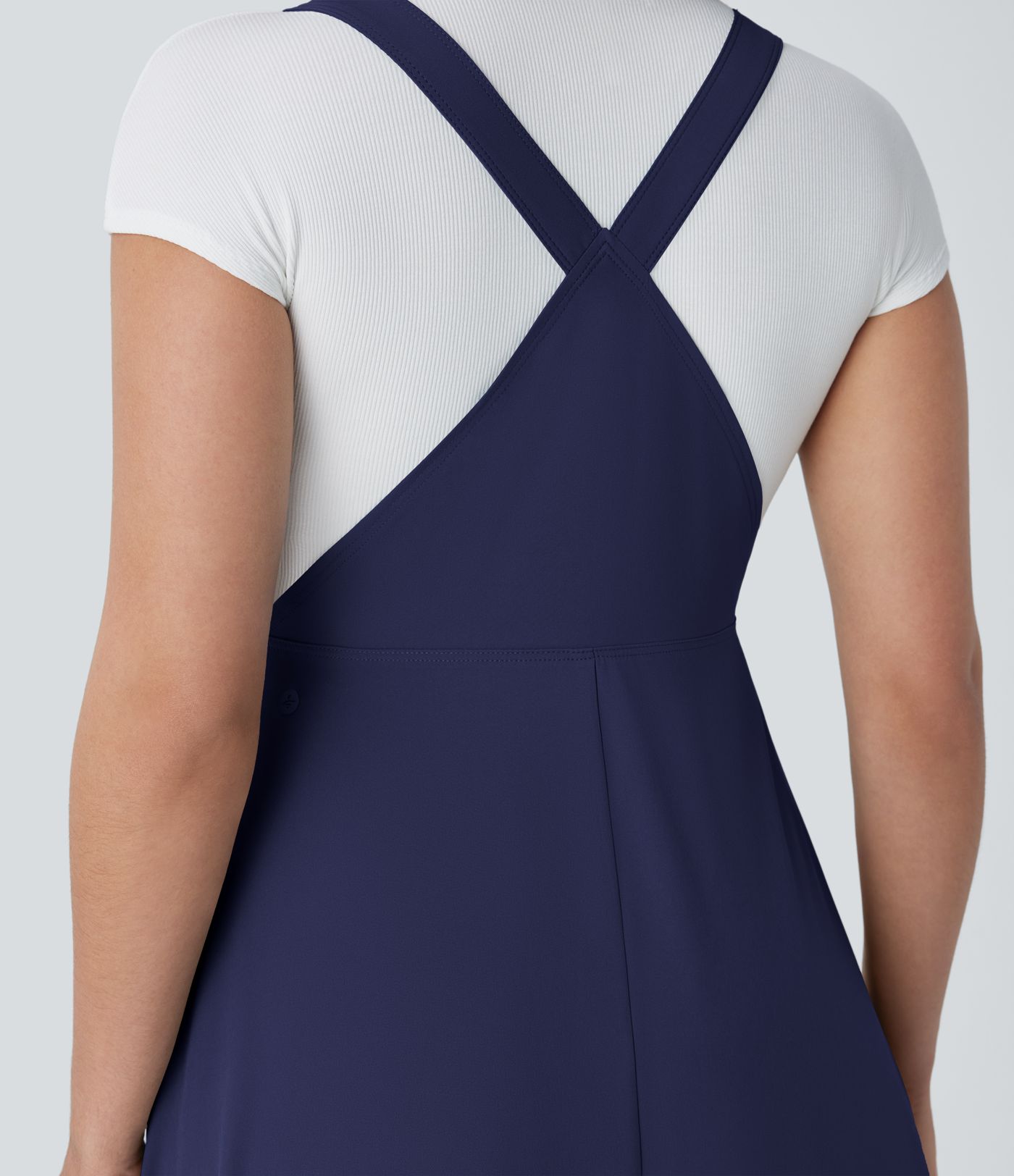 Breezeful™ Fließendes Midi-Freizeitkleid mit mehreren Taschen, verstellbaren Riemen und Knöpfen - schnelltrocknend Breezeful™ Fließendes Midi-Freizeitkleid mit mehreren Taschen, verstellbaren Riemen und Knöpfen - schnelltrocknend