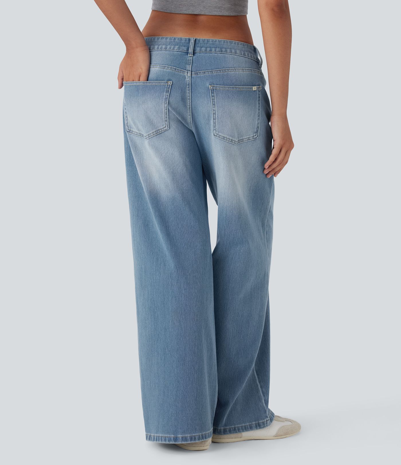Halara Flex™ Jean large asymétrique taille basse avec bouton, fermeture éclair et poches multiples, délavé et extensible en maille
