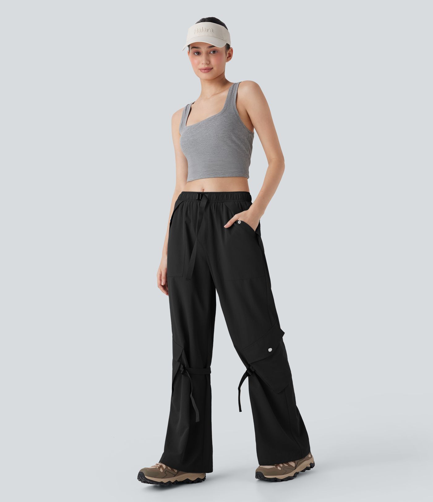 Wander-Cargohose mit mittelhohem Bund, mehreren Taschen und weitem Bein