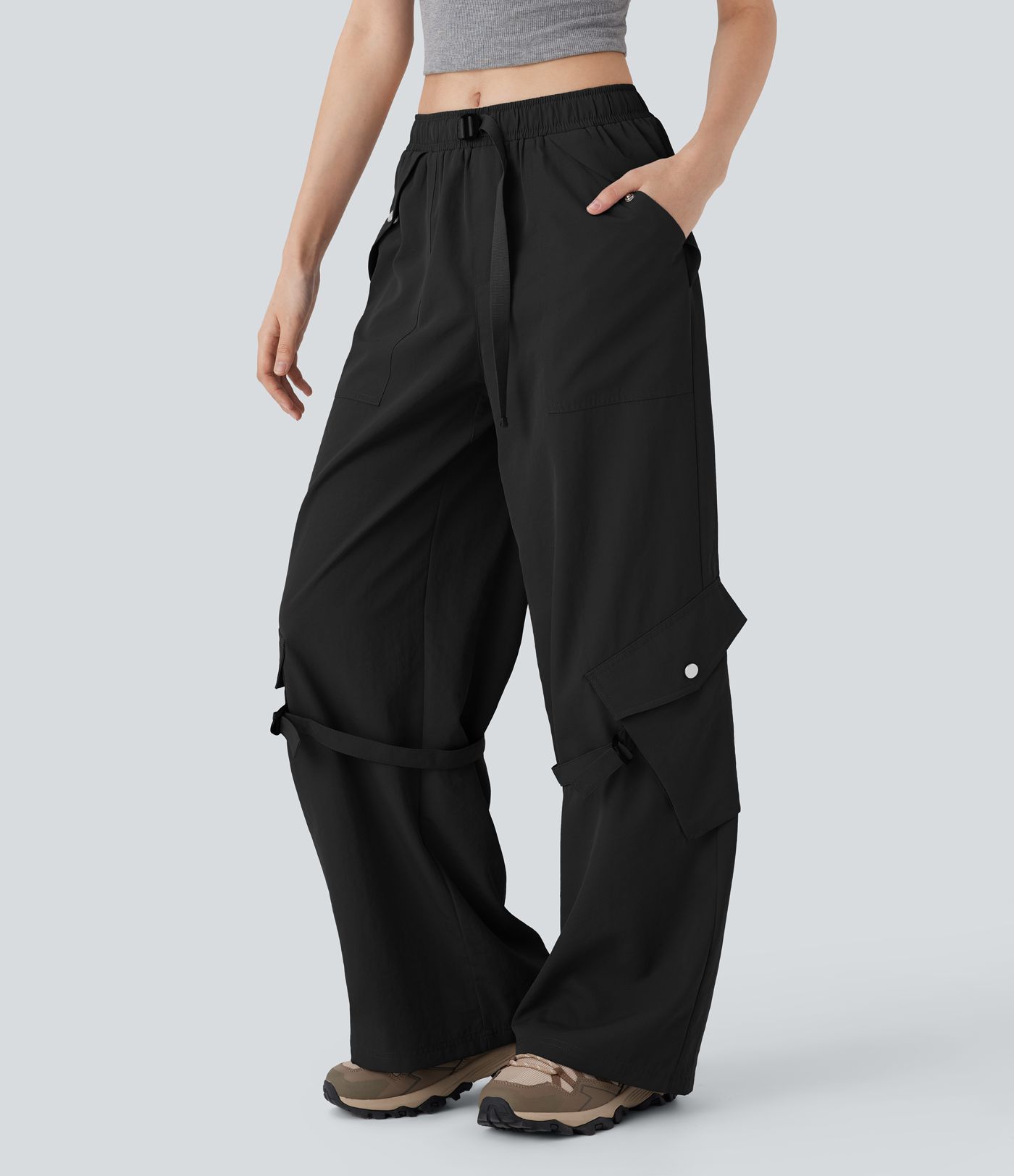 Wander-Cargohose mit mittelhohem Bund, mehreren Taschen und weitem Bein