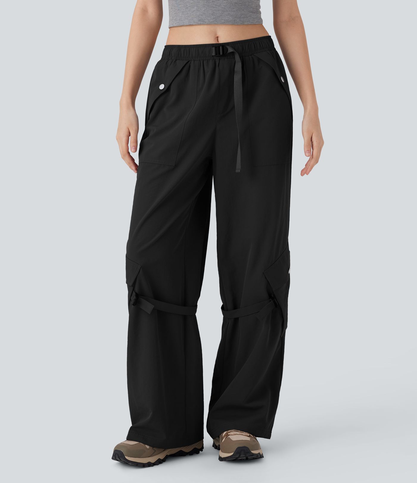 Wander-Cargohose mit mittelhohem Bund, mehreren Taschen und weitem Bein