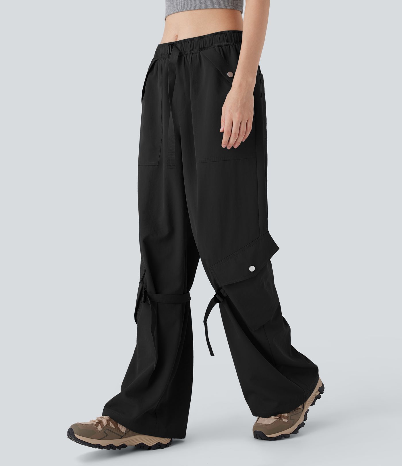 Wander-Cargohose mit mittelhohem Bund, mehreren Taschen und weitem Bein