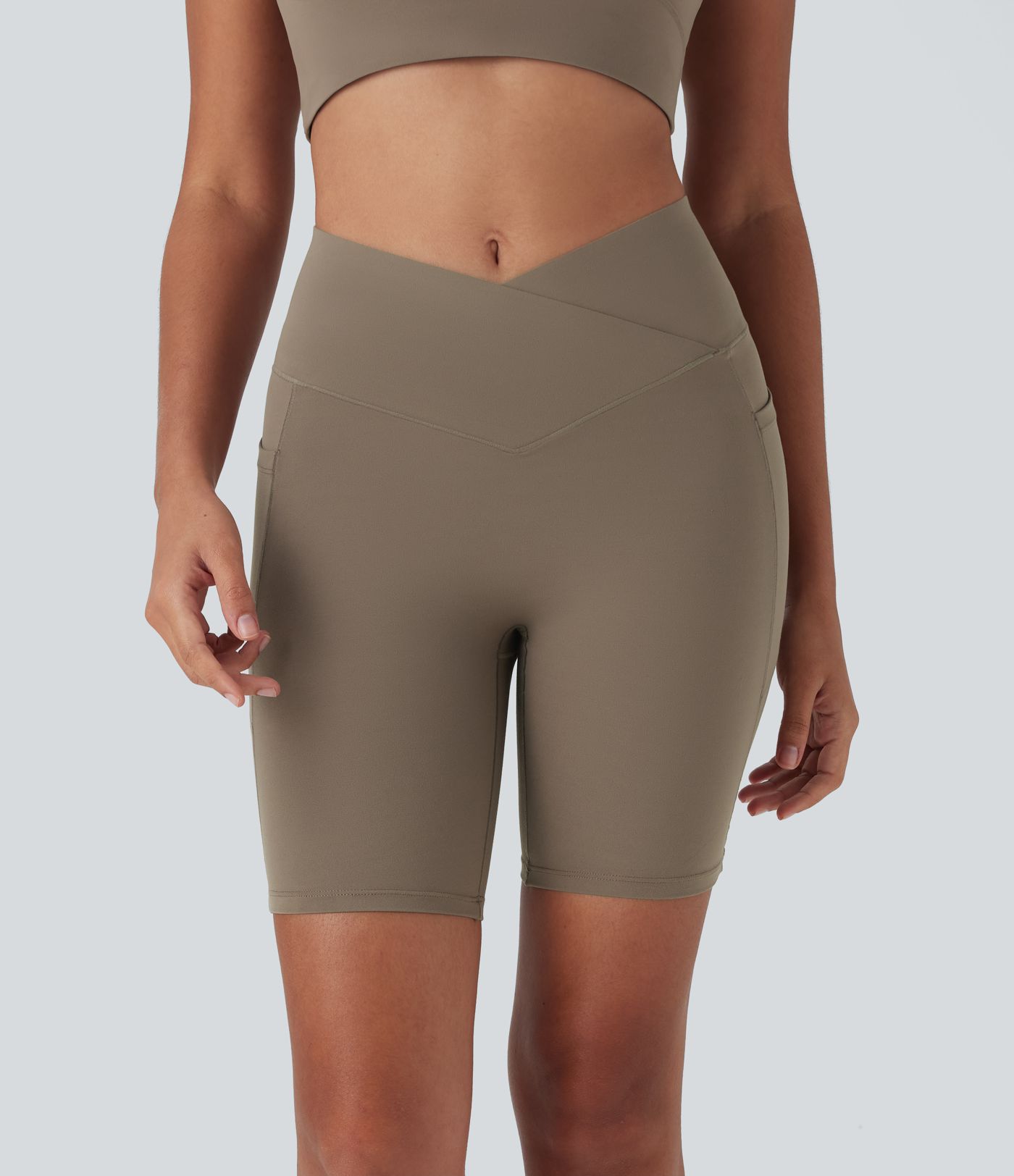 Short cycliste yoga Halara UltraSculpt™ taille haute croisé gainant effet push-up 17,5 cm avec poches