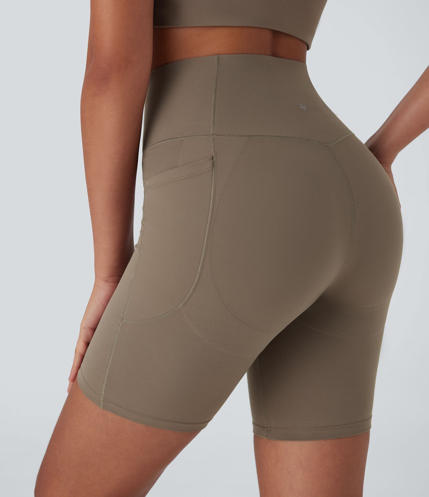 Short cycliste yoga Halara UltraSculpt™ taille haute croisé gainant effet push-up 17,5 cm avec poches