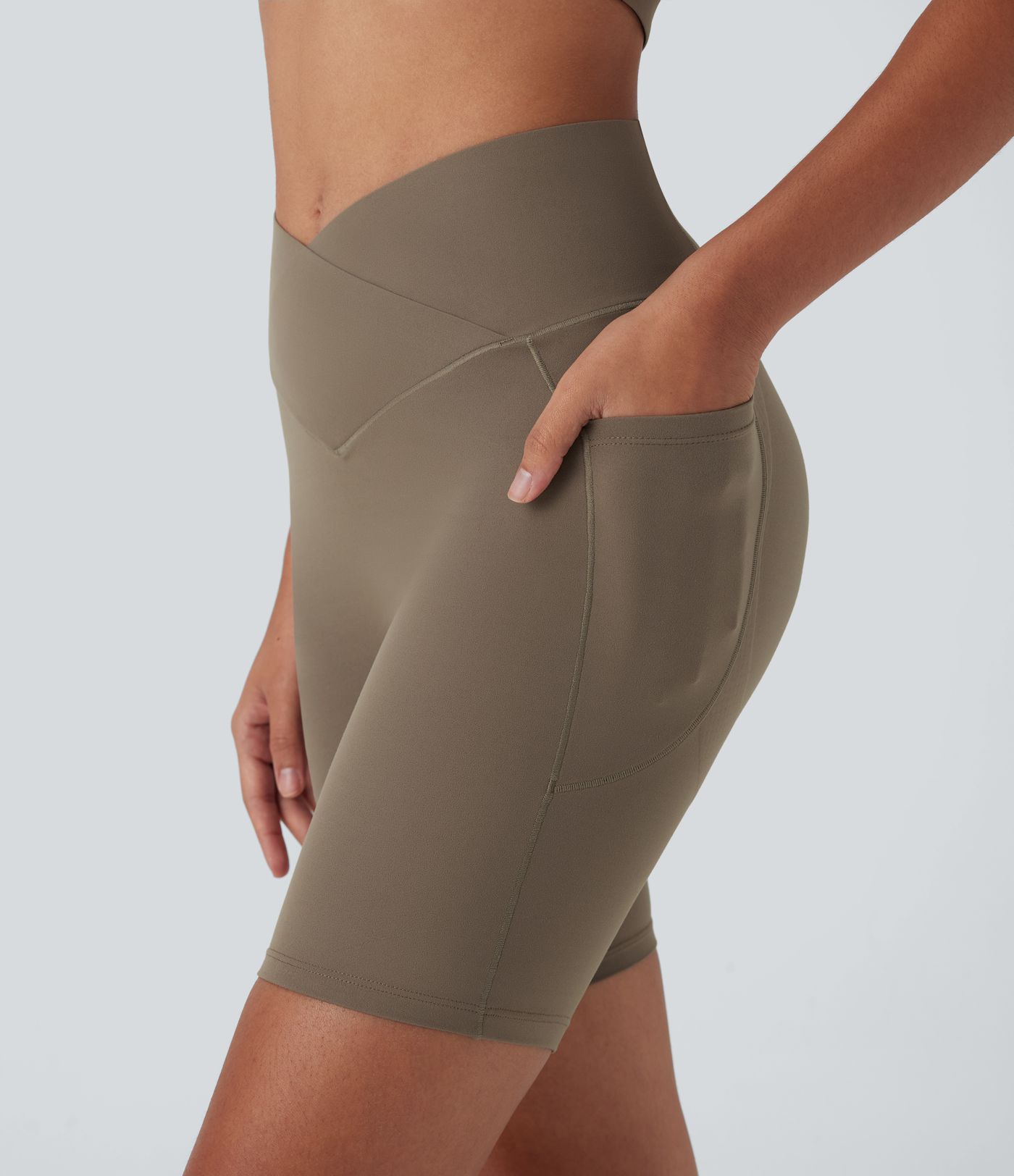 Short cycliste yoga Halara UltraSculpt™ taille haute croisé gainant effet push-up 17,5 cm avec poches