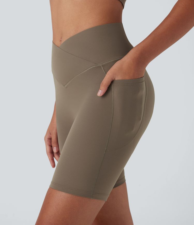 Short cycliste yoga Halara UltraSculpt™ taille haute croisé gainant effet push-up 17,5 cm avec poches