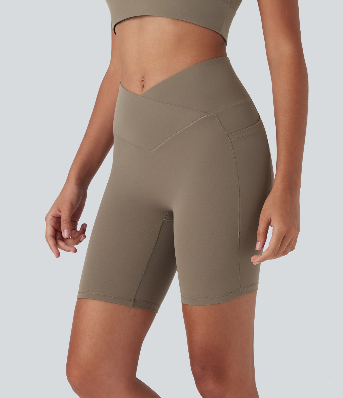 Short cycliste yoga Halara UltraSculpt™ taille haute croisé gainant effet push-up 17,5 cm avec poches