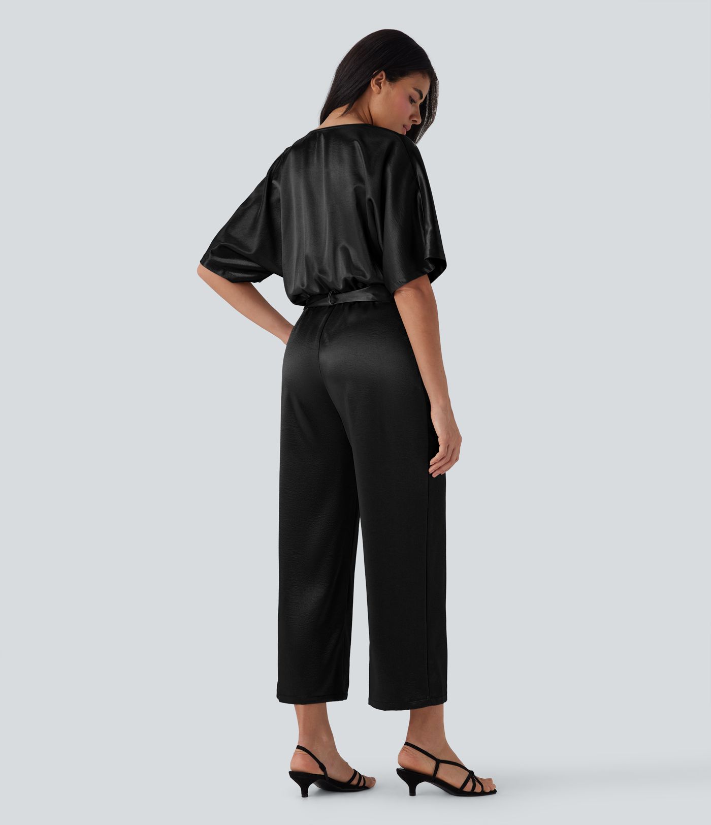 Mono de trabajo con escote en V cruzado, cinturón, pierna ancha y bolsillos, estilo satinado