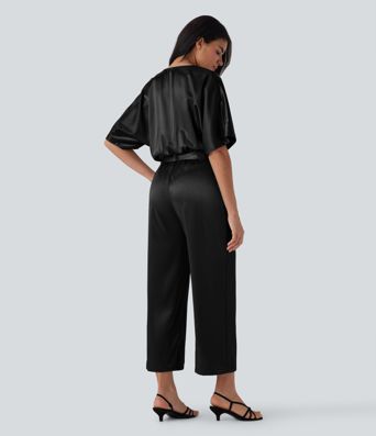 Mono de trabajo con escote en V cruzado, cinturón, pierna ancha y bolsillos, estilo satinado