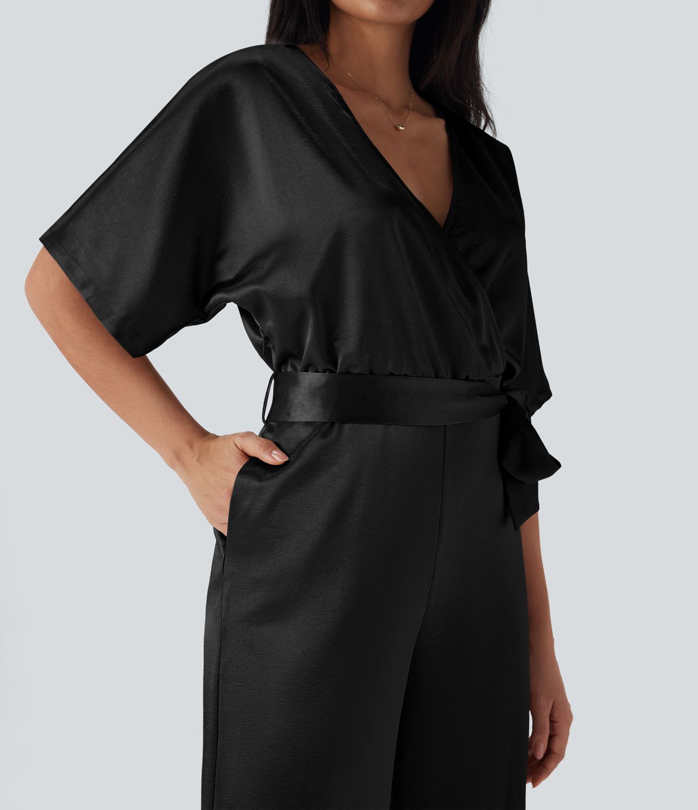 Mono de trabajo con escote en V cruzado, cinturón, pierna ancha y bolsillos, estilo satinado