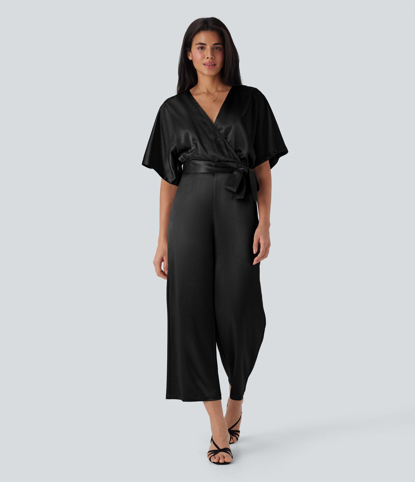 Mono de trabajo con escote en V cruzado, cinturón, pierna ancha y bolsillos, estilo satinado