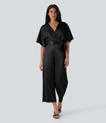 Mono de trabajo con escote en V cruzado, cinturón, pierna ancha y bolsillos, estilo satinado