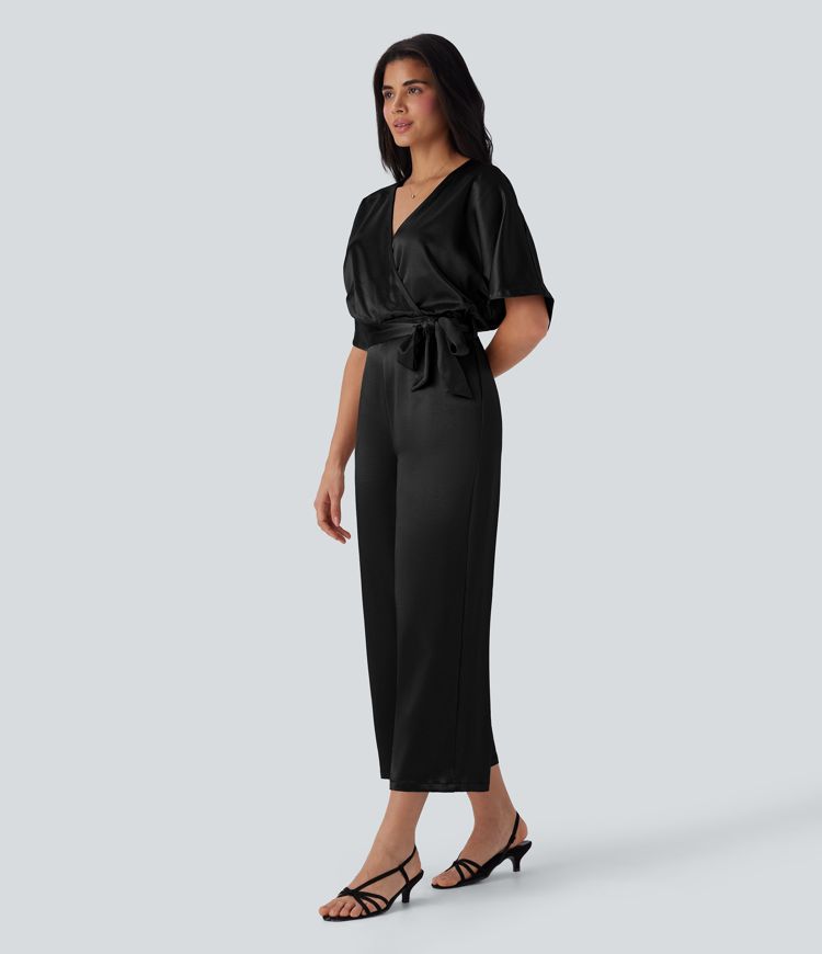 Mono de trabajo con escote en V cruzado, cinturón, pierna ancha y bolsillos, estilo satinado