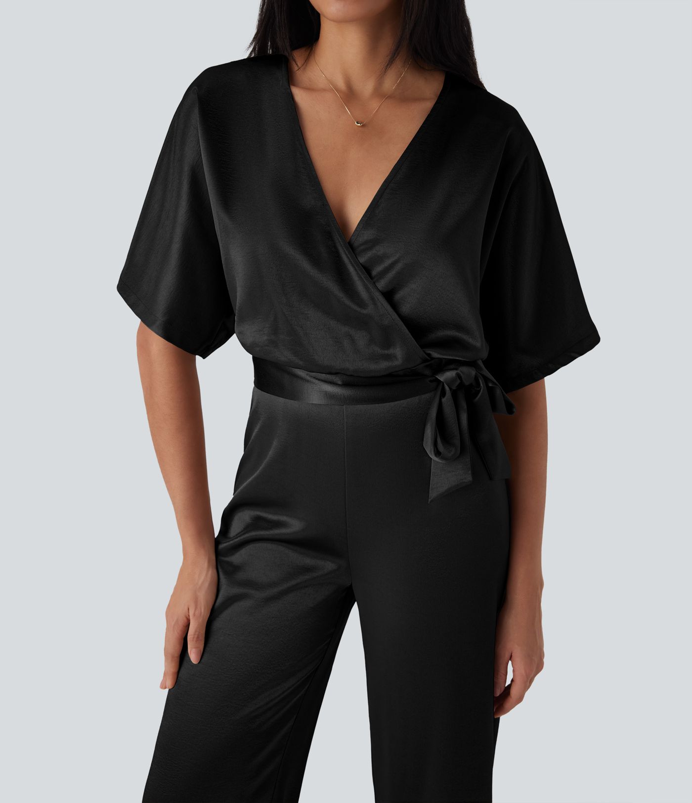 Mono de trabajo con escote en V cruzado, cinturón, pierna ancha y bolsillos, estilo satinado