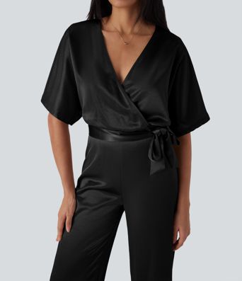 Mono de trabajo con escote en V cruzado, cinturón, pierna ancha y bolsillos, estilo satinado