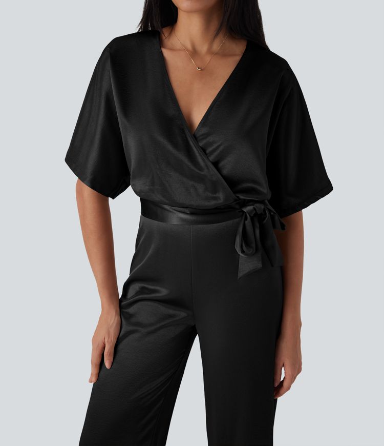 Mono de trabajo con escote en V cruzado, cinturón, pierna ancha y bolsillos, estilo satinado