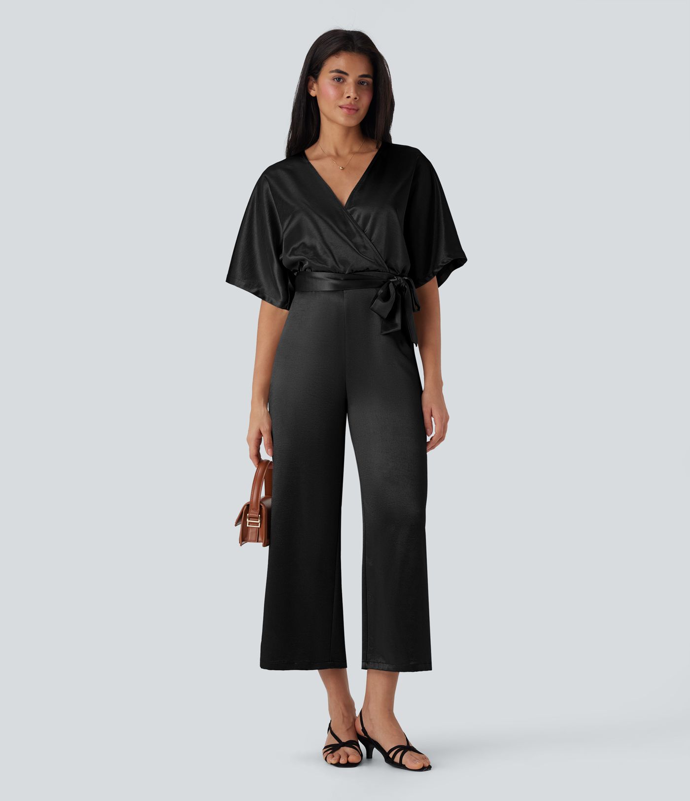 Mono de trabajo con escote en V cruzado, cinturón, pierna ancha y bolsillos, estilo satinado