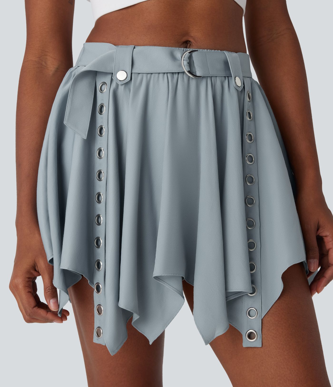 2-in-1 Freizeit-Minirock mit mittelhohem Bund, Seitentaschen, Gürtel und geschlitztem Saum