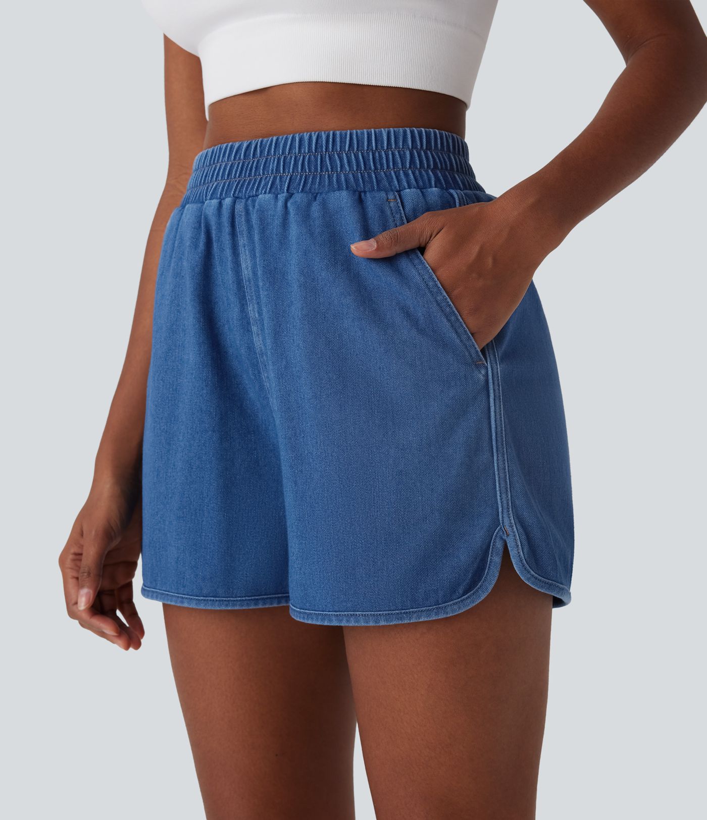 Halara Flex™ Freizeit-Shorts aus dehnbarem Strick-Denim mit hoher Taille, geteiltem, abgerundetem Saum und Cool Touch-Waschung mit Taschen