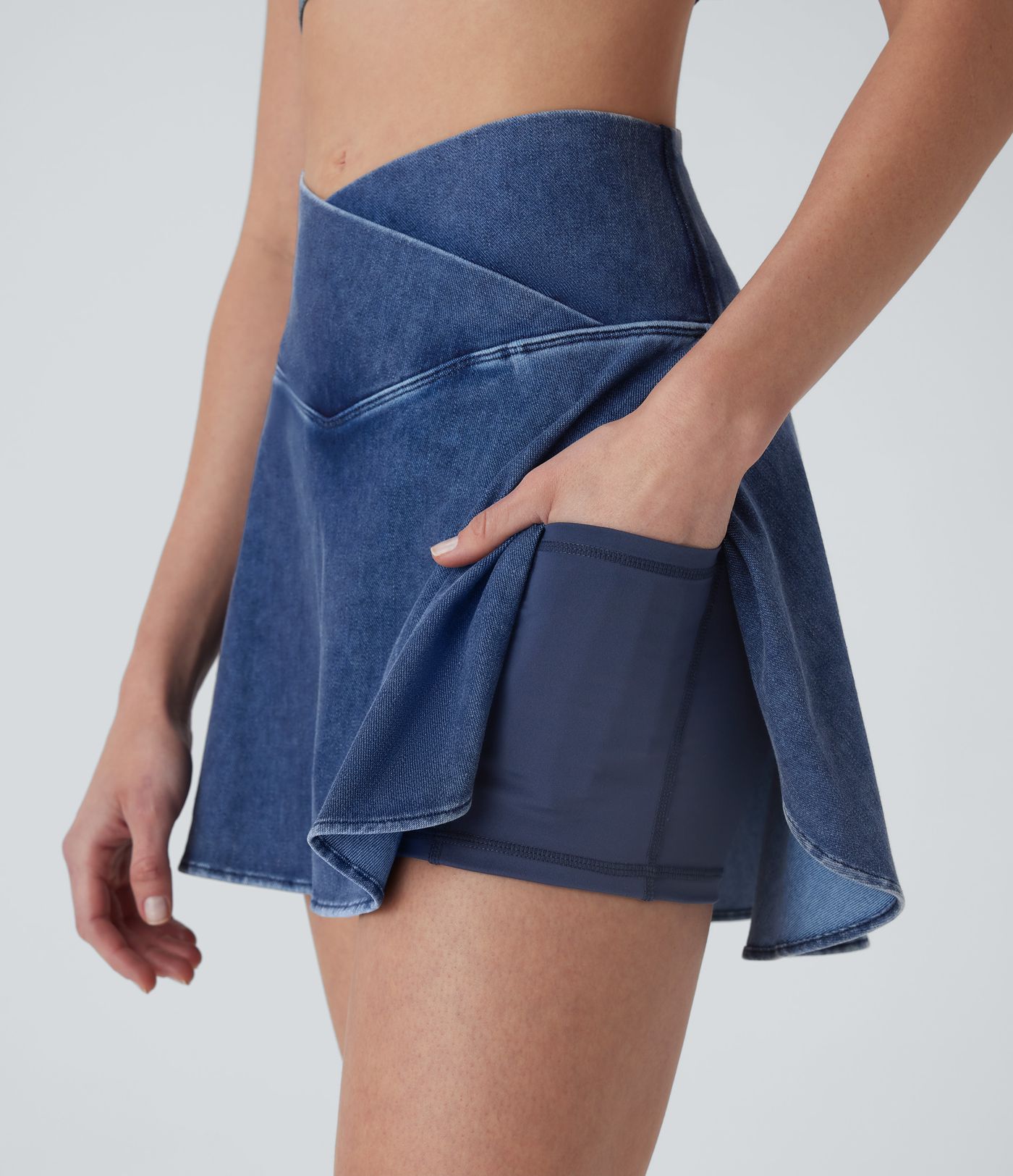 Halara Flex™ High Waisted Crossover 2-in-1 Cool Touch Washed Stretchy Knit Denim Mini Casual Rock mit Seitentasche