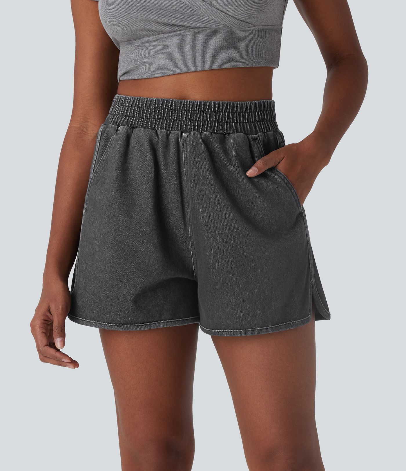 Halara Flex™ Freizeit-Shorts aus dehnbarem Strick-Denim mit hoher Taille, geteiltem, abgerundetem Saum und Cool Touch-Waschung mit Taschen