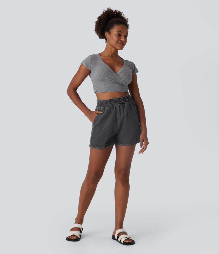 Halara Flex™ Freizeit-Shorts aus dehnbarem Strick-Denim mit hoher Taille, geteiltem, abgerundetem Saum und Cool Touch-Waschung mit Taschen