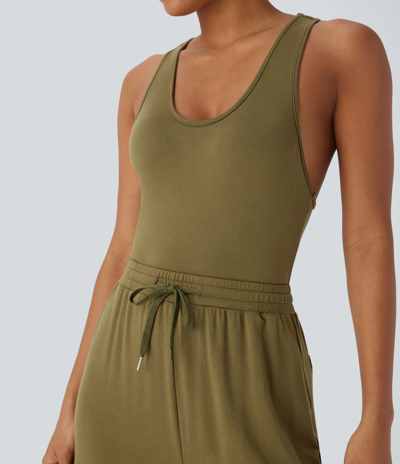 U-hals racerback casual jumpsuit med snøre og lommer