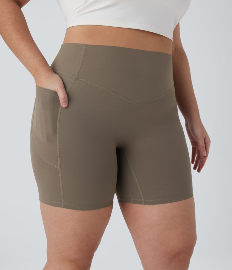 Short cycliste 17,5 cm d'entraînement gainant galbant taille haute grande taille avec effet scrunch et poches Halara UltraSculpt™