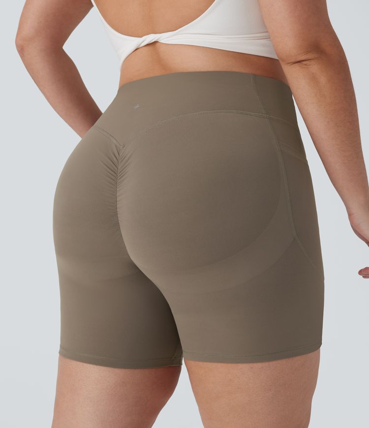 Short cycliste 17,5 cm d'entraînement gainant galbant taille haute grande taille avec effet scrunch et poches Halara UltraSculpt™