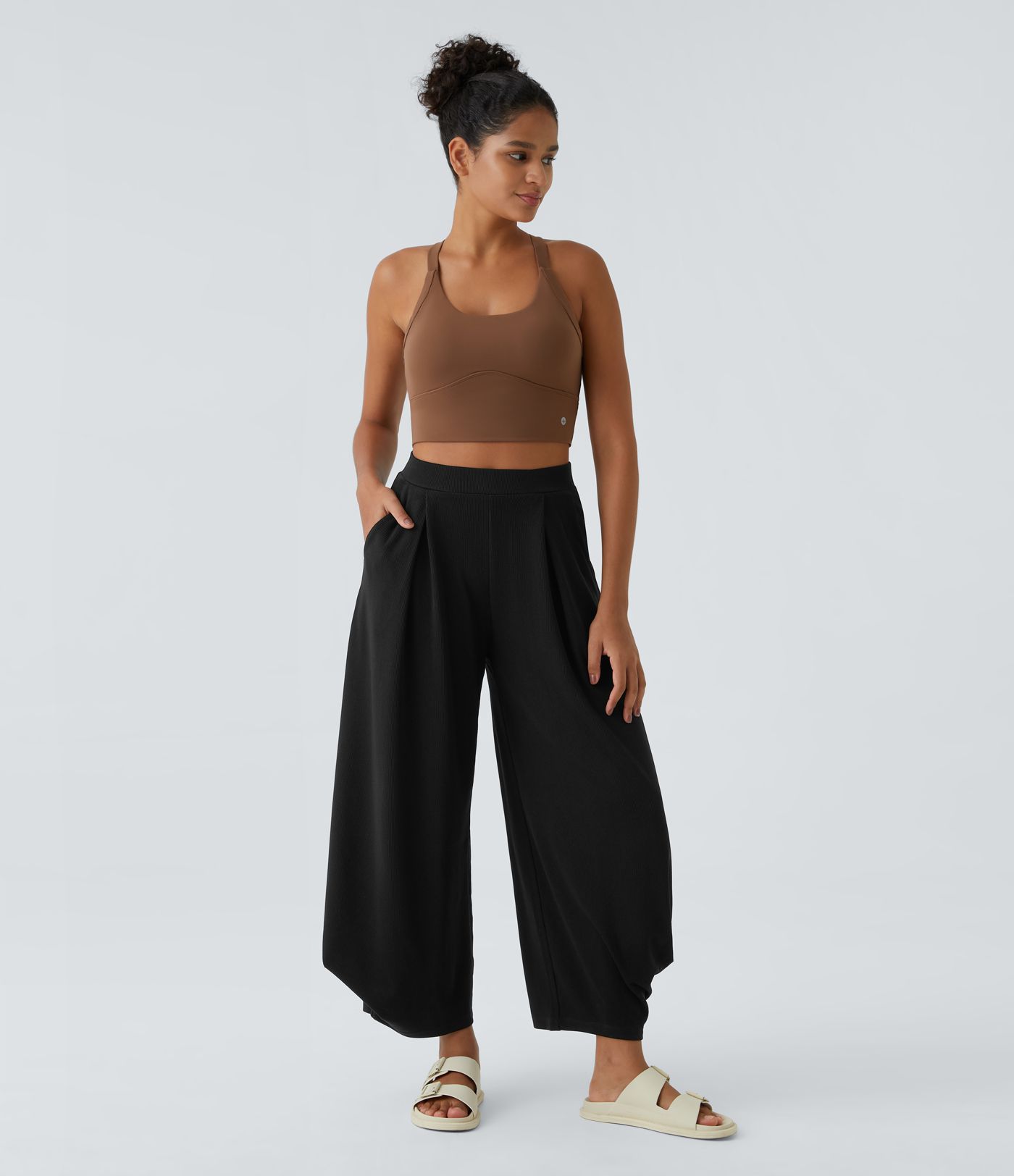 Pantalón harem acanalado de tiro alto con plisado y múltiples bolsillos