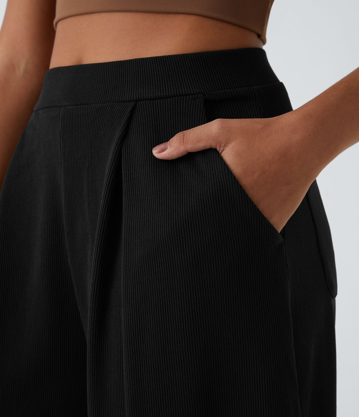 Pantalón harem acanalado de tiro alto con plisado y múltiples bolsillos