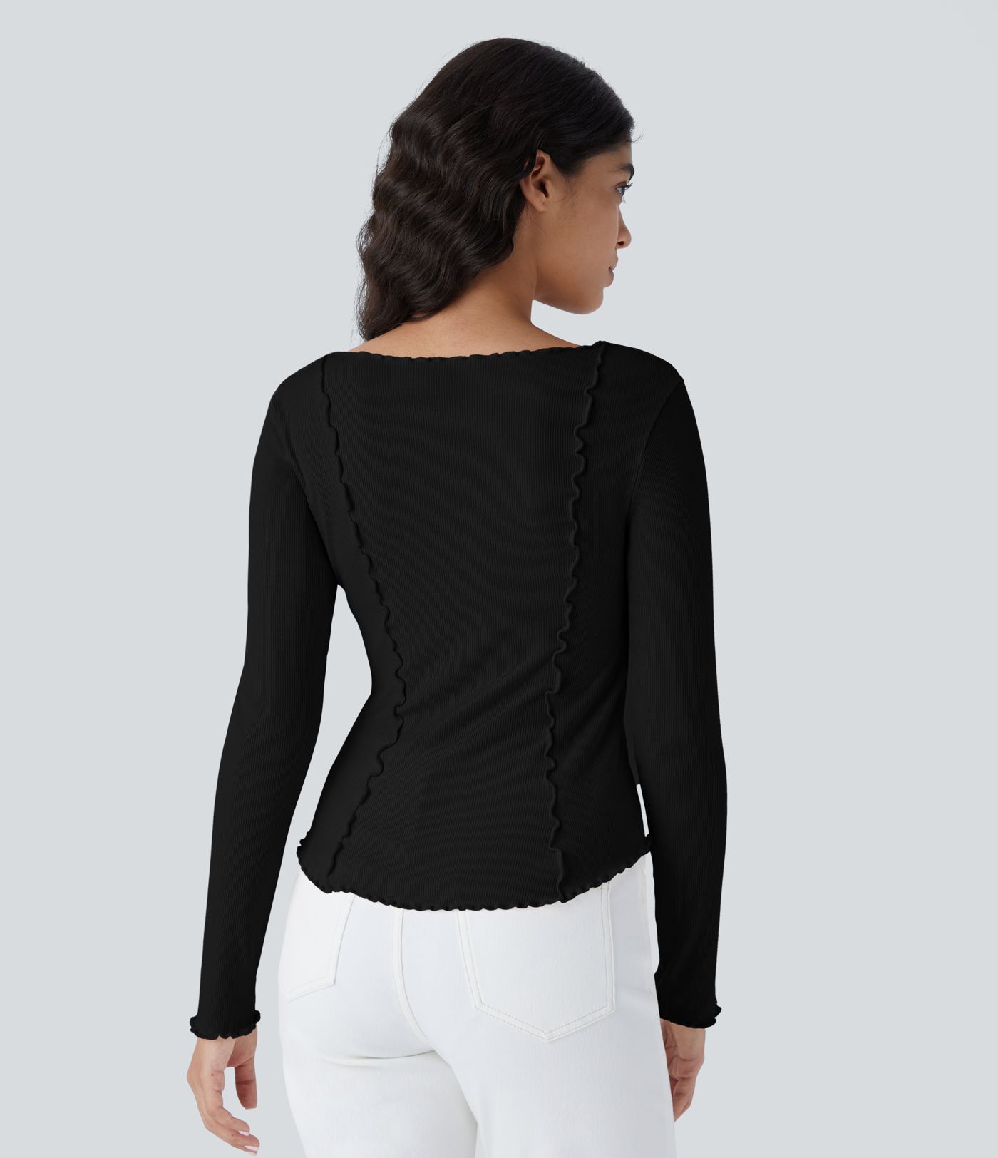 Geripptes Strickoberteil mit quadratischem Ausschnitt, Salatbesatz und asymmetrischem Saum