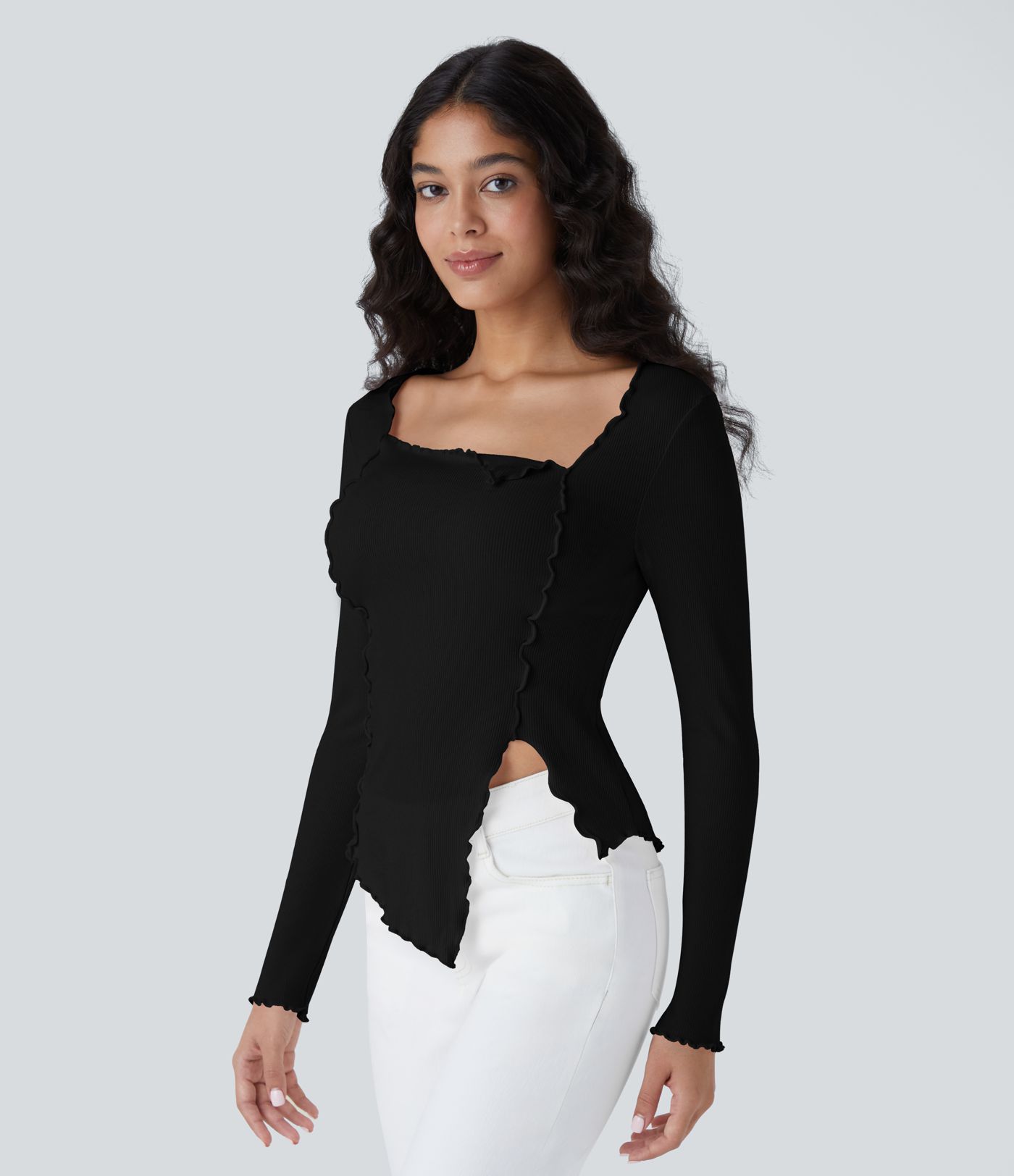 Geripptes Strickoberteil mit quadratischem Ausschnitt, Salatbesatz und asymmetrischem Saum