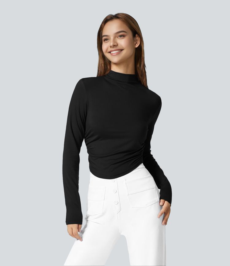 Top ajustado con dobladillo curvo fruncido lateral y cuello simulado