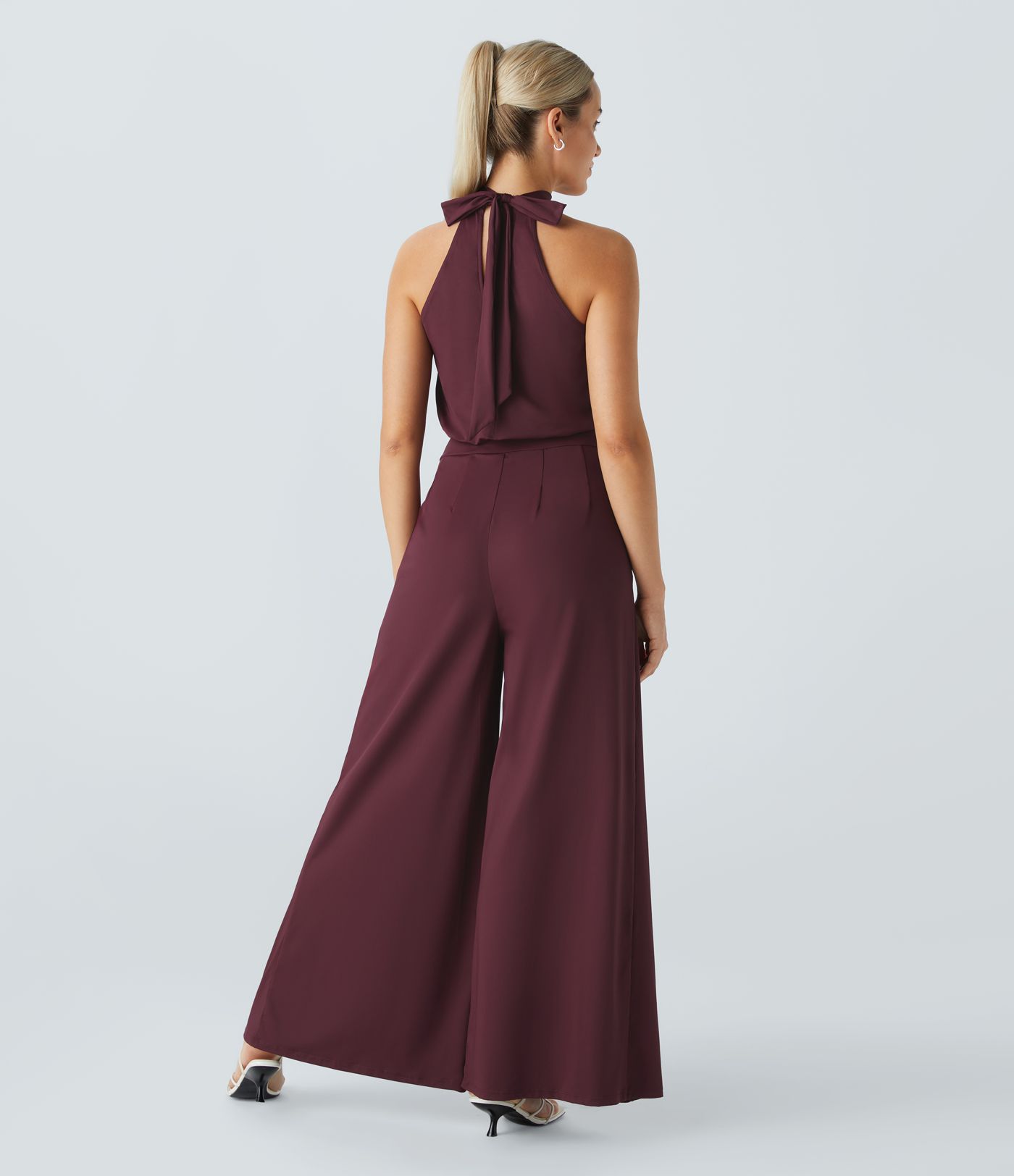 Neckholder-Jumpsuit mit Bindeband auf der Rückseite, Seitentaschen und weitem Bein