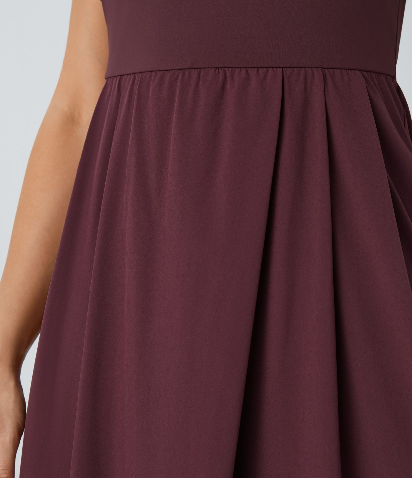 Mono Breezeful™ secado rápido pierna ancha plisada bolsillo lateral sin espalda