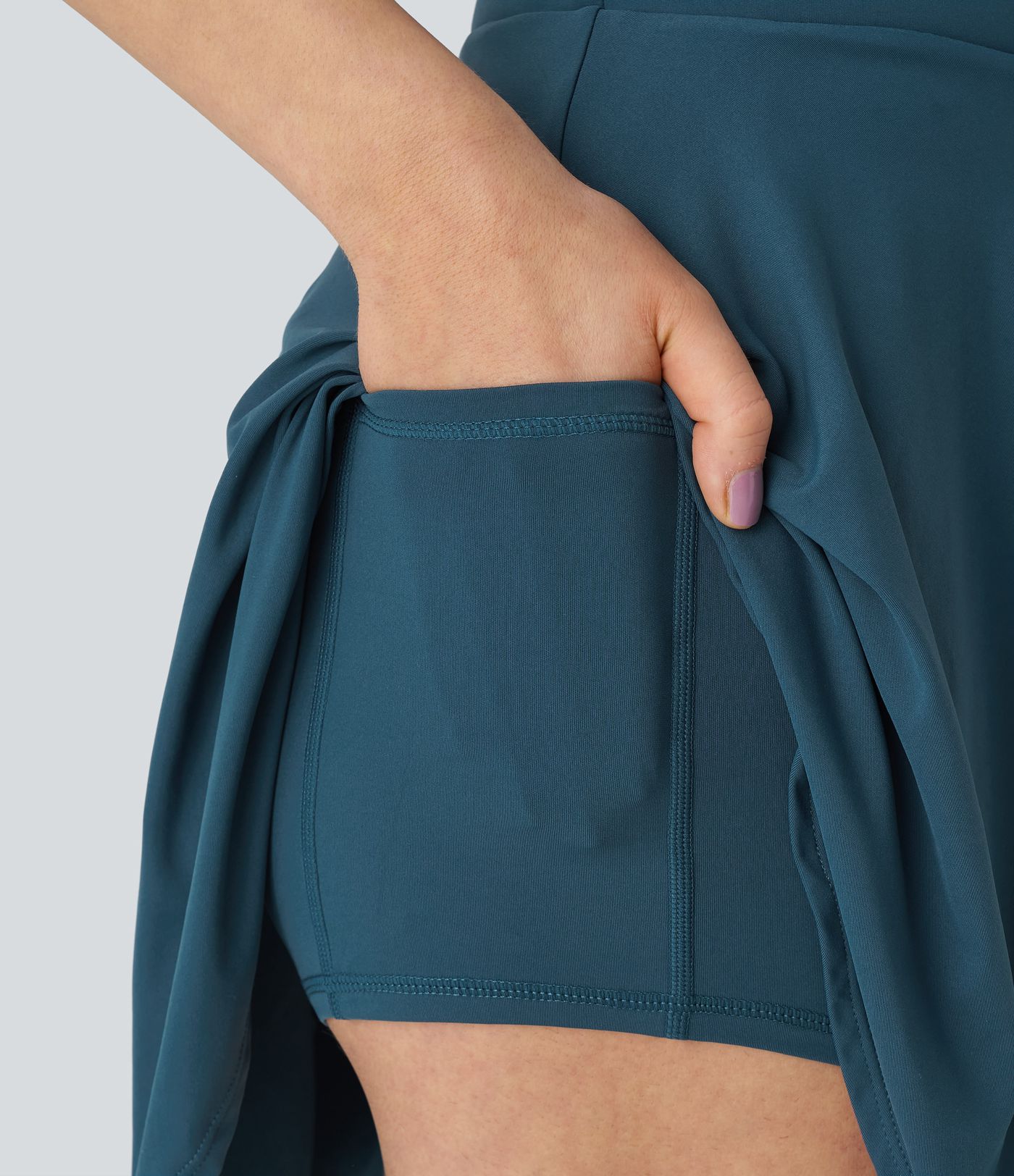 Rückenfreies, ausgeschnittenes 2-in-1-Minikleid mit ausgestelltem Bein und Seitentaschen