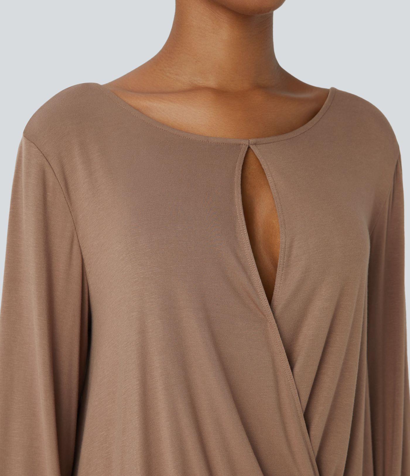 Blusa manga larga cuello barco acanalado botón cruzado