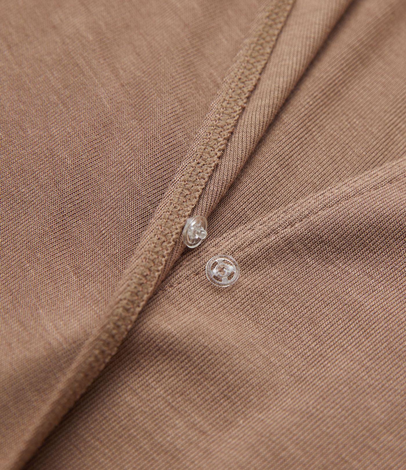 Blusa manga larga cuello barco acanalado botón cruzado