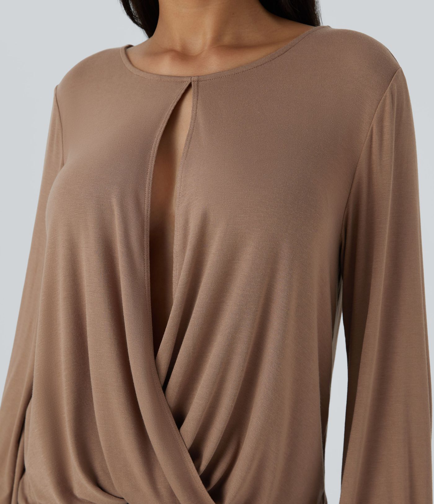 Blusa manga larga cuello barco acanalado botón cruzado