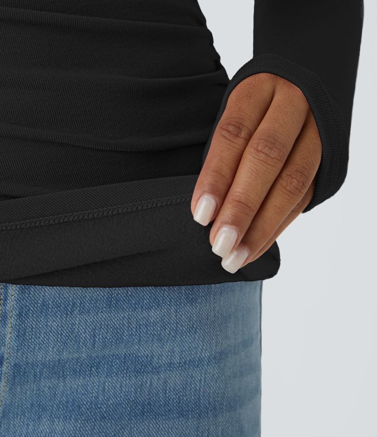 Enges, legeres Thermo-Oberteil mit Trichterhalsausschnitt, langen Ärmeln und Rüschen